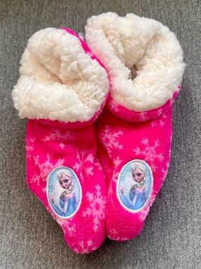Frozen’s “Elsa” Pink Fuzzy Slipper Socks w/ Grippers - Kids Sz 13-4 M/L (NWT)